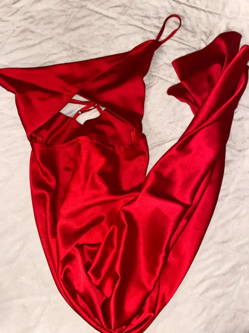 Vestido largo rojo con diseño cruzado