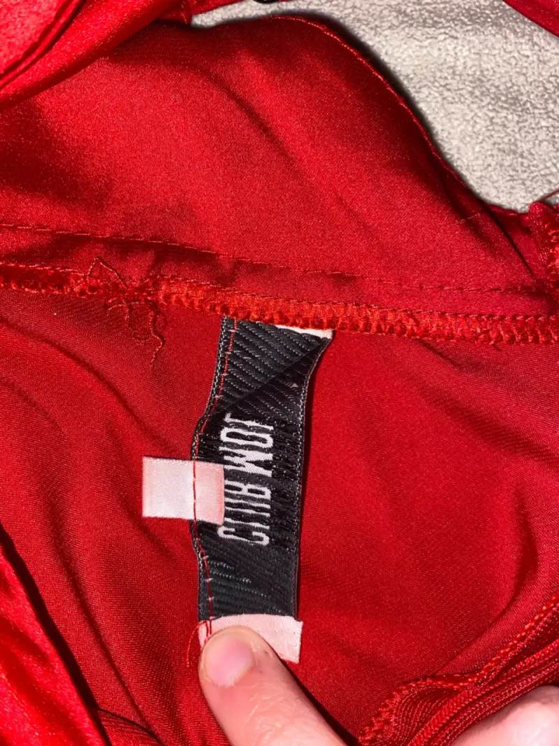 Vestido largo rojo con diseño cruzado - 2