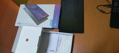 Tablet Lenovo Tab M10 FHD Plus con caja - miniatura 1