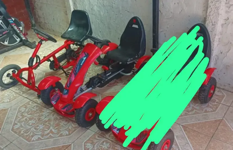 Kart a pedales rojo para niños