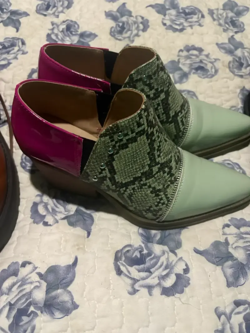 Botines de cuero con diseño de serpiente y tacón bajo - 1