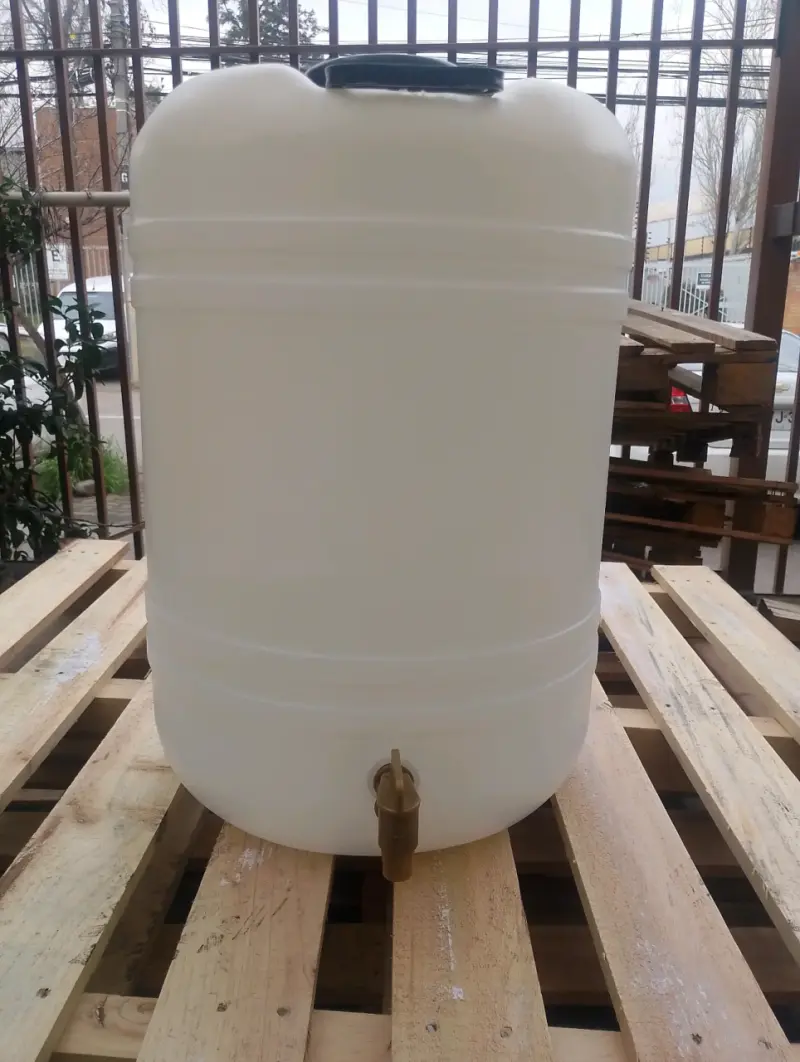 Contenedor de Agua de Plástico con Grifo - 1