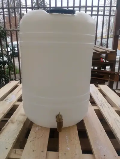 Contenedor de Agua de Plástico con Grifo - miniatura 1