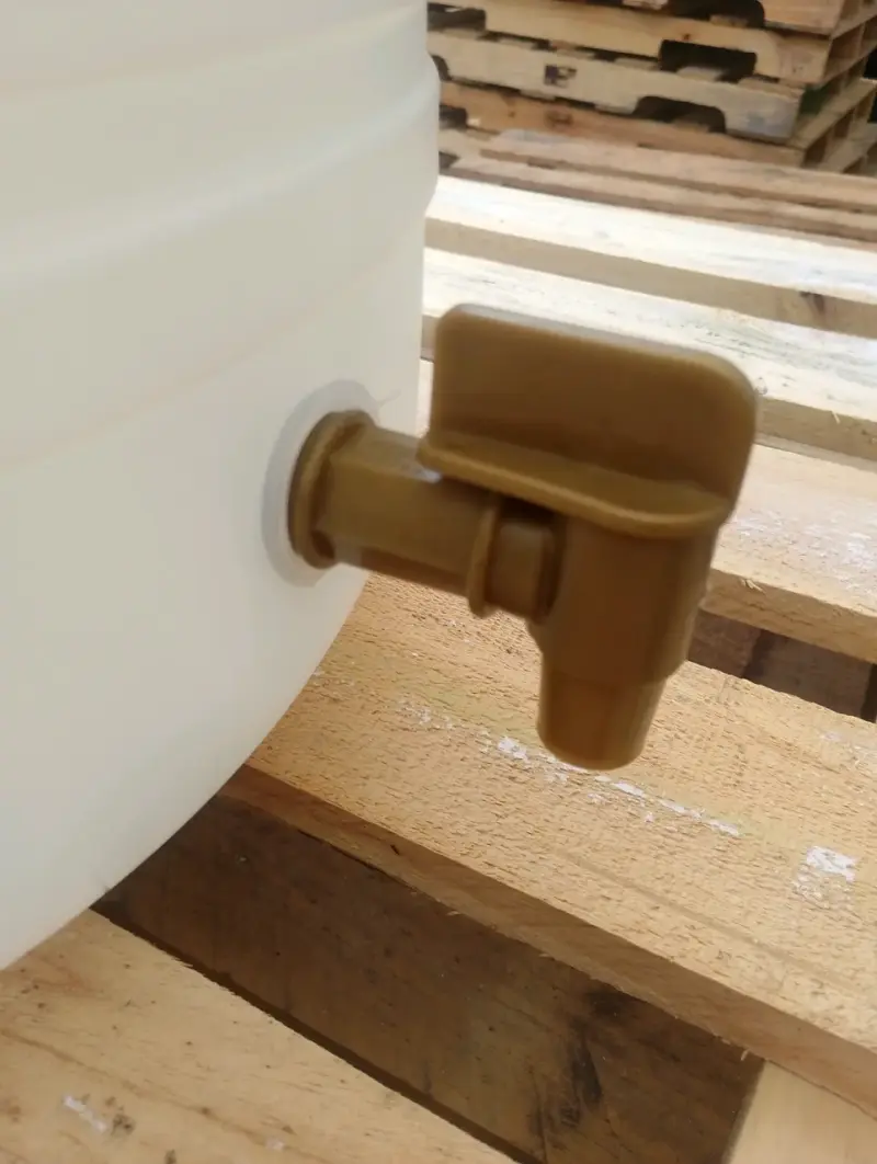 Contenedor de Agua de Plástico con Grifo - 3