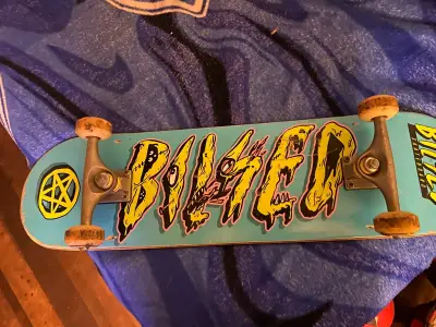 Skateboard Billied con diseño gráfico colorido - miniatura 1