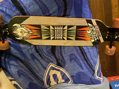 Longboard de madera con diseño gráfico - miniatura 1