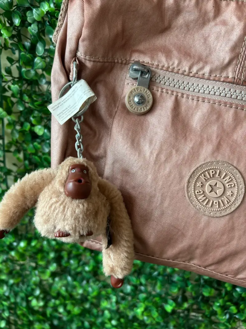 Bolso Kipling rosa con llavero de mono - 2