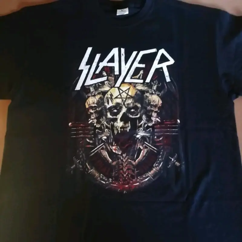 Polera negra Slayer con diseño de calavera