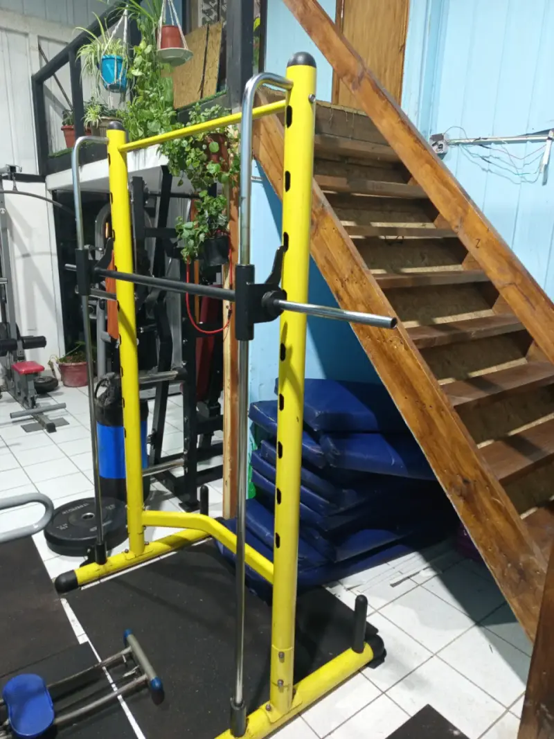Jaula de sentadillas amarilla para gimnasio - 1