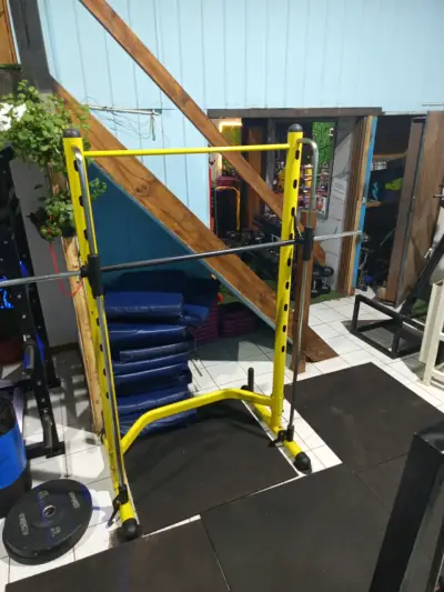 Jaula de sentadillas amarilla para gimnasio - miniatura 3