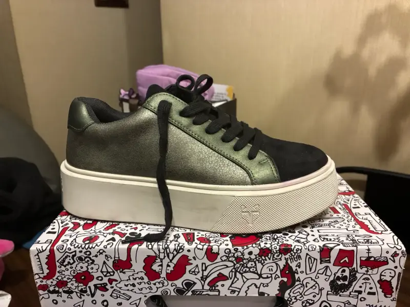 Zapatillas urbanas con plataforma verde y negra