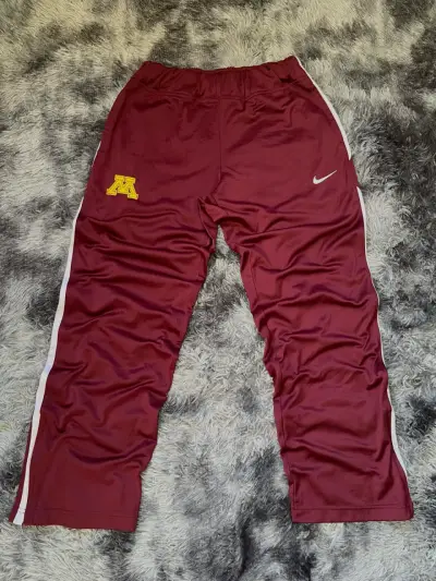Pantalones deportivos Nike burdeos con logo - miniatura 1