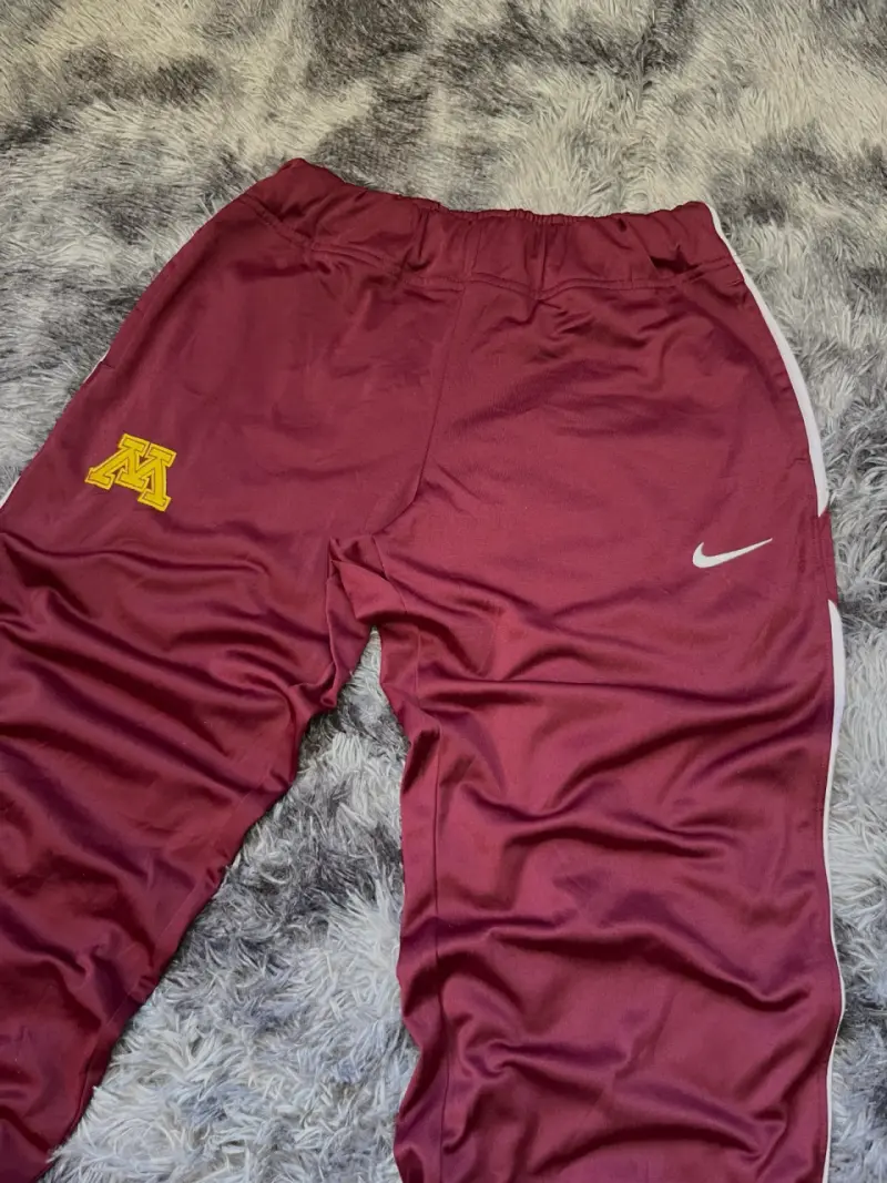 Pantalones deportivos Nike burdeos con logo - 2