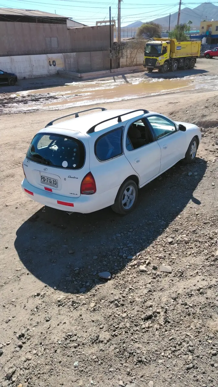 Hyundai Elantra GLS 1.8 1998 en buen estado - 1