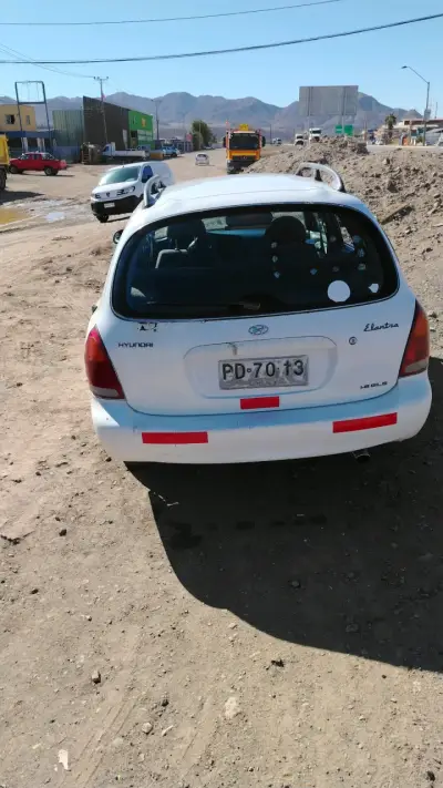 Hyundai Elantra GLS 1.8 1998 en buen estado - miniatura 3