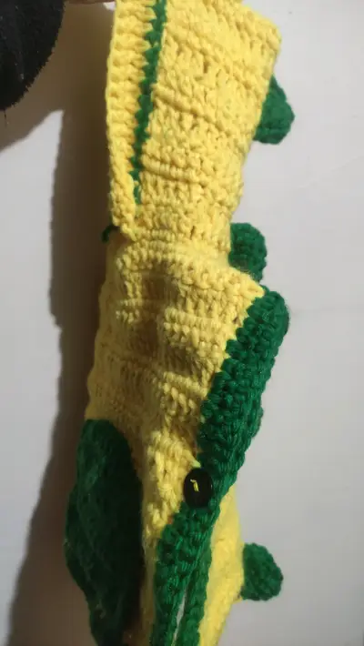 Poncho tejido a crochet amarillo y verde - miniatura 2
