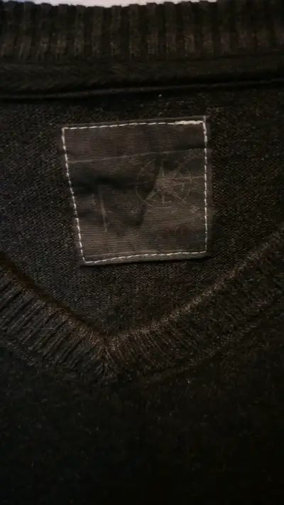 Suéter negro de lana para hombre - miniatura 2