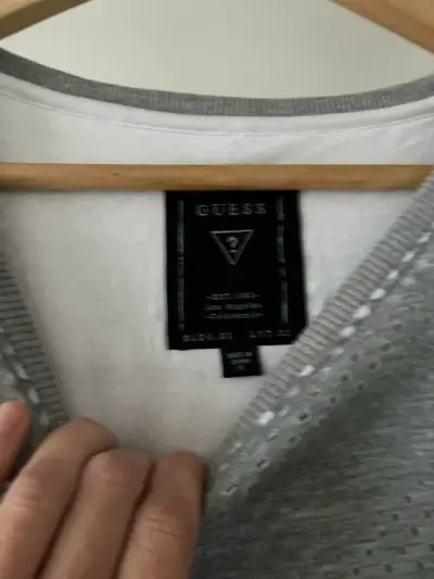 Polerón gris Guess con diseño perforado - miniatura 2