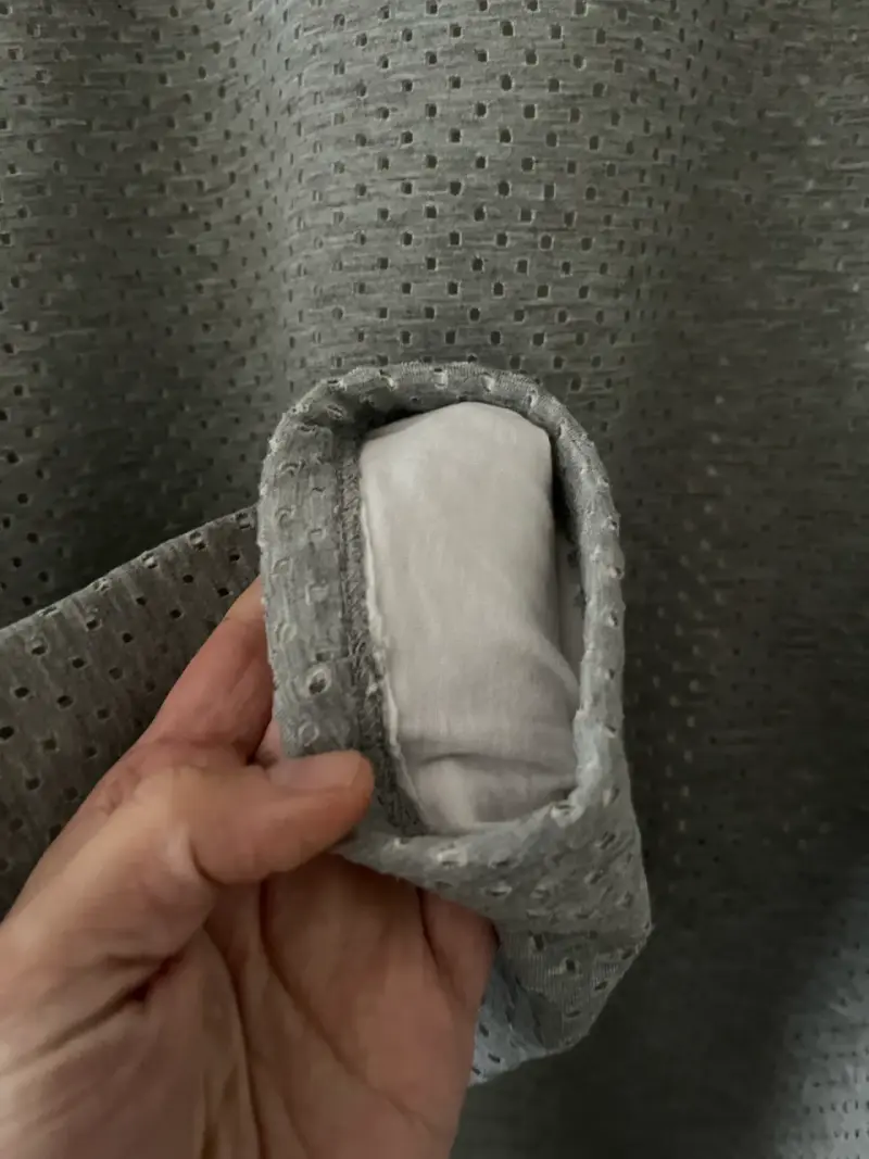 Polerón gris Guess con diseño perforado - 3