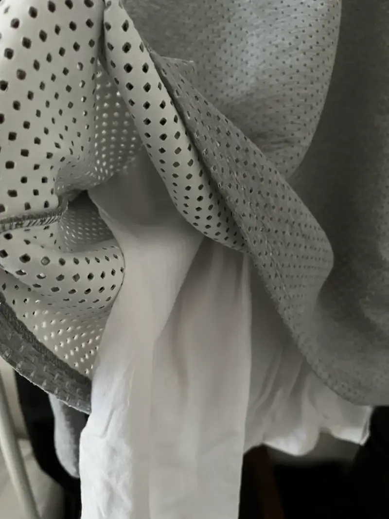 Polerón gris Guess con diseño perforado - 4