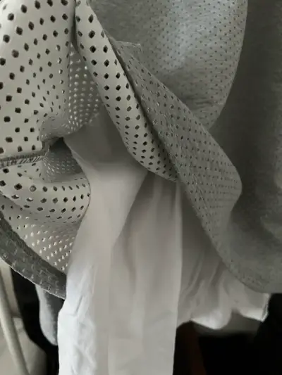 Polerón gris Guess con diseño perforado - miniatura 4