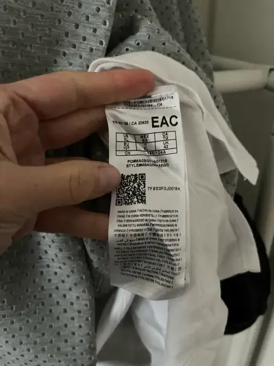 Polerón gris Guess con diseño perforado - miniatura 5
