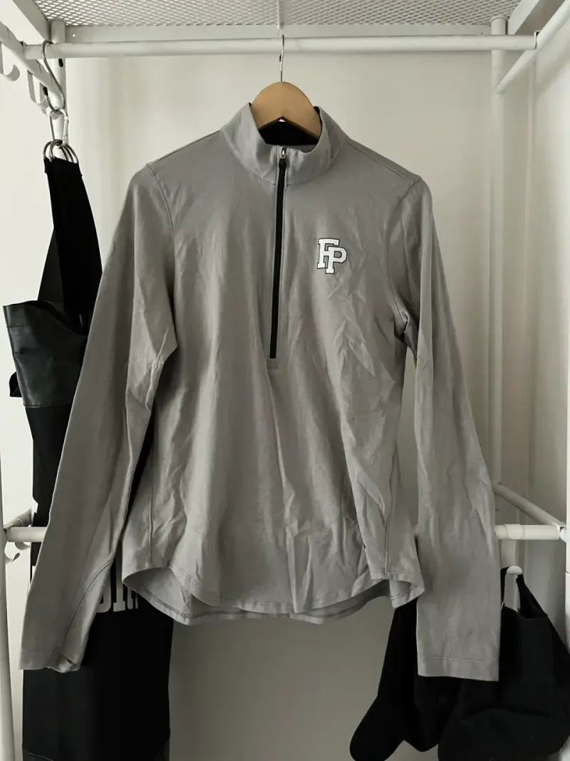 Polera deportiva gris Under Armour con cierre - 1