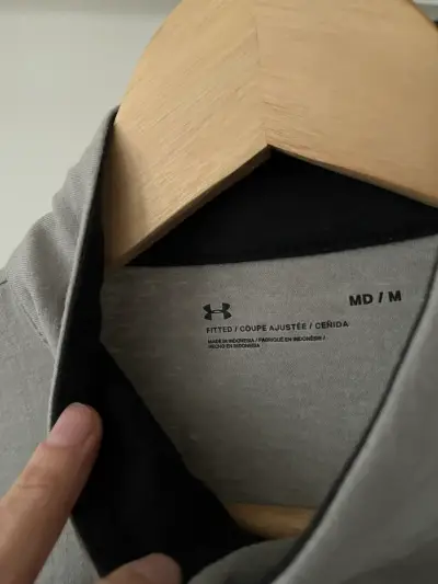 Polera deportiva gris Under Armour con cierre - miniatura 2