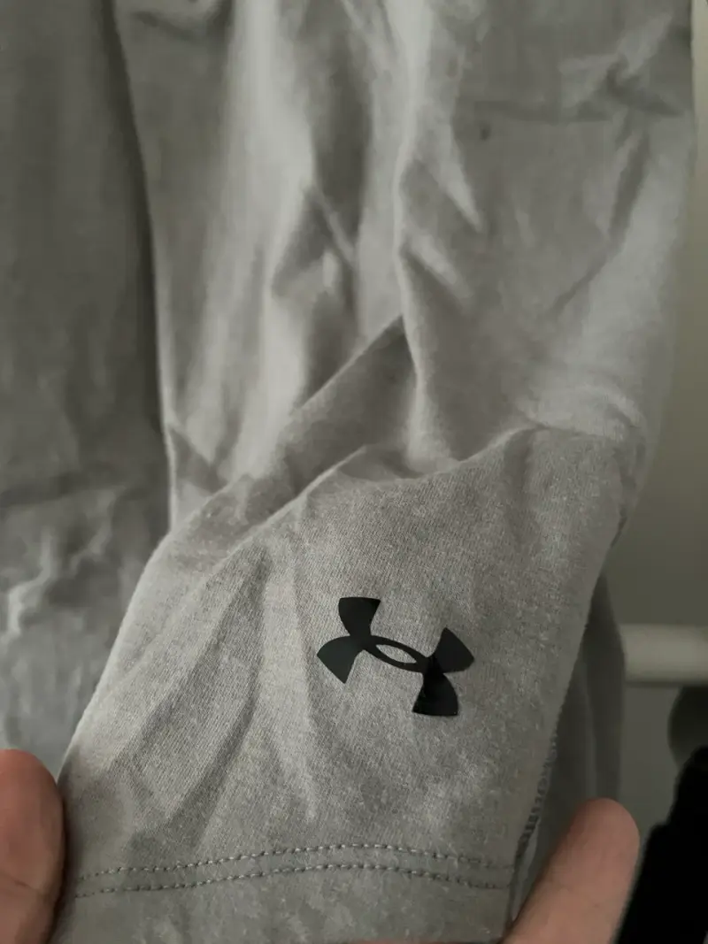 Polera deportiva gris Under Armour con cierre - 3