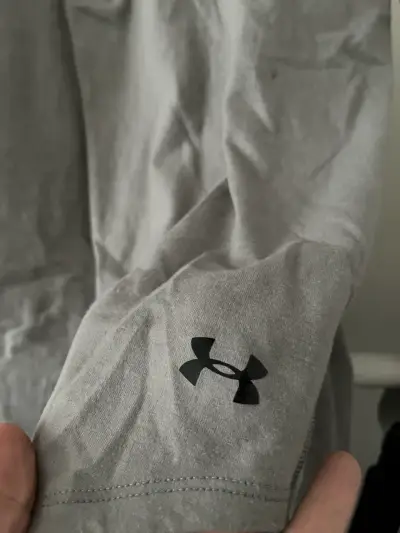 Polera deportiva gris Under Armour con cierre - miniatura 3