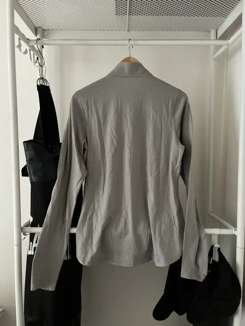 Polera deportiva gris Under Armour con cierre - 6