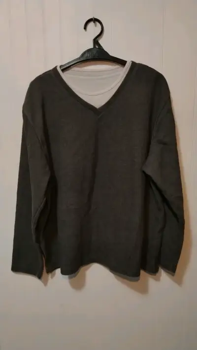 Suéter de hombre gris oscuro con cuello en V - miniatura 1