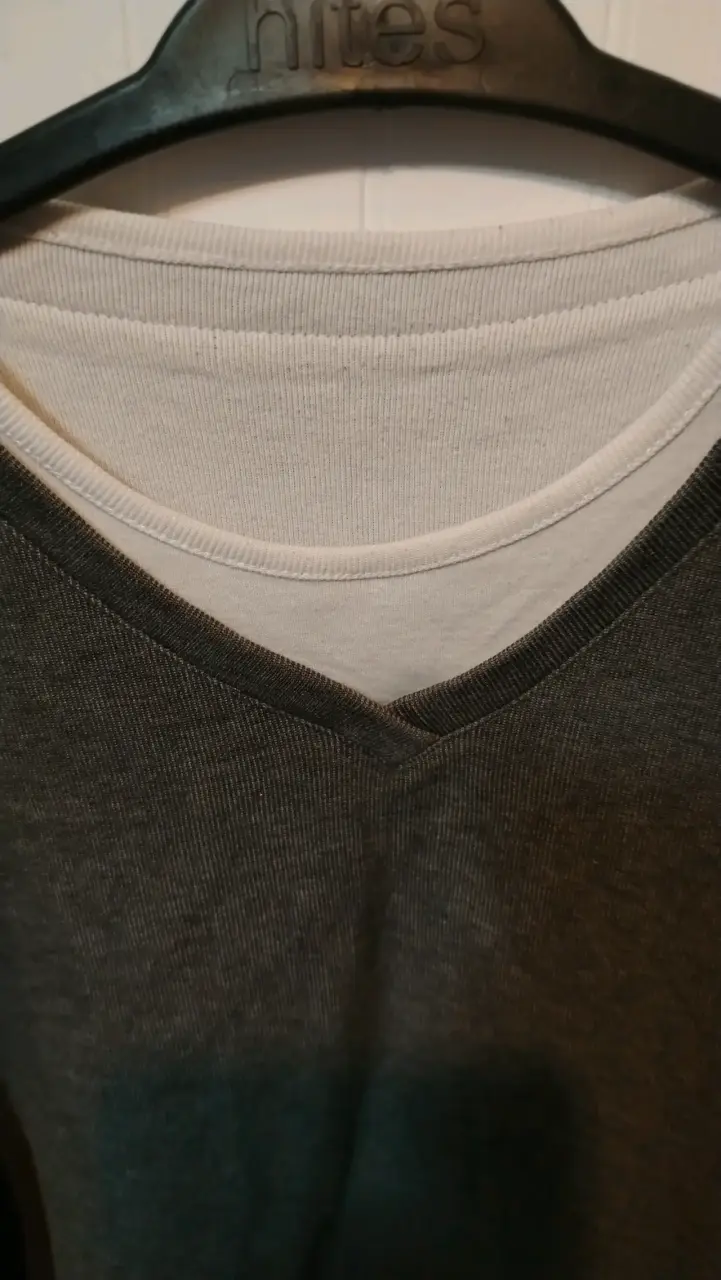 Suéter de hombre gris oscuro con cuello en V - 2