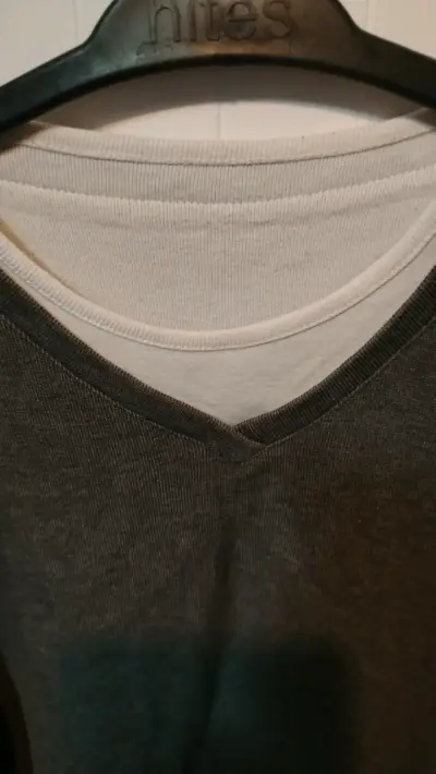 Suéter de hombre gris oscuro con cuello en V - miniatura 2