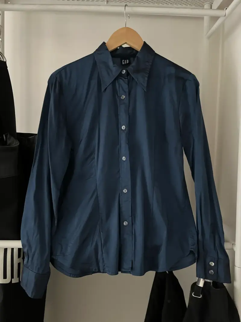 Camisa azul tornasol de mujer GAP en buen estado - 1
