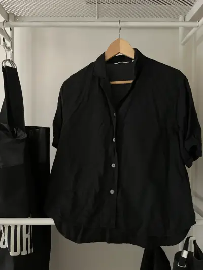 Camisa Negra de lino uniqlo - miniatura 1