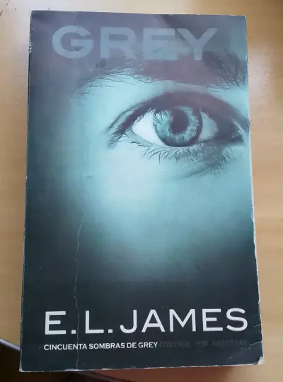 Libro Grey de E.L. James en buen estado - miniatura 1