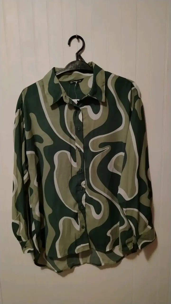 Blusa estampada con tonos verdes - 1
