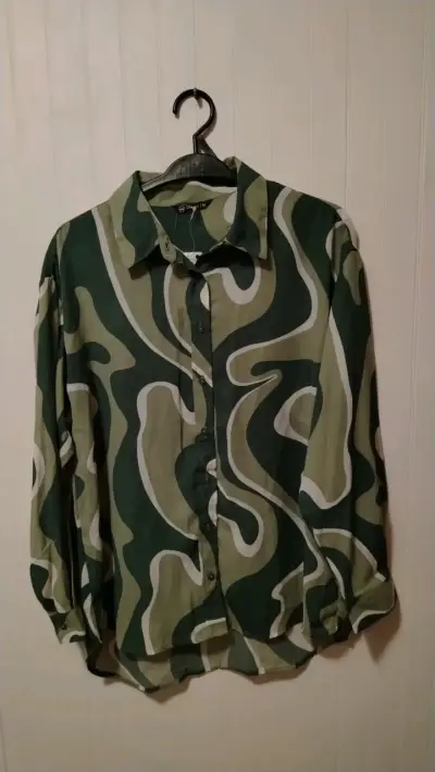 Blusa estampada con tonos verdes - miniatura 1