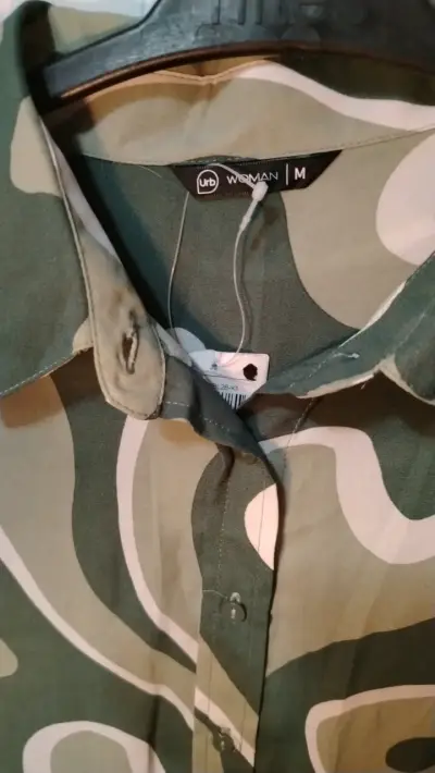 Blusa estampada con tonos verdes - miniatura 2