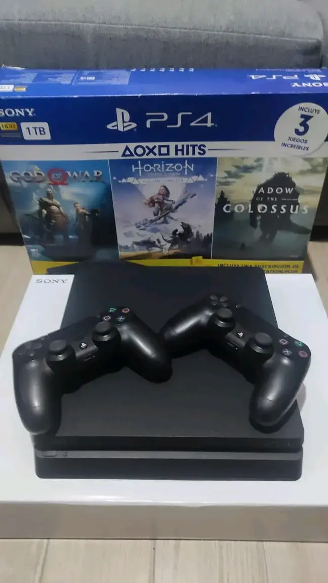Consola PS4 1TB con Juegos y Controles - 2