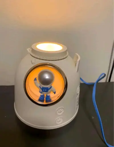 Lámpara decorativa astronauta con luz LED - miniatura 2