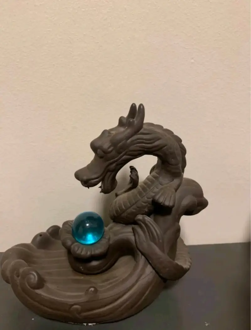 Figura decorativa de dragón con esfera azul