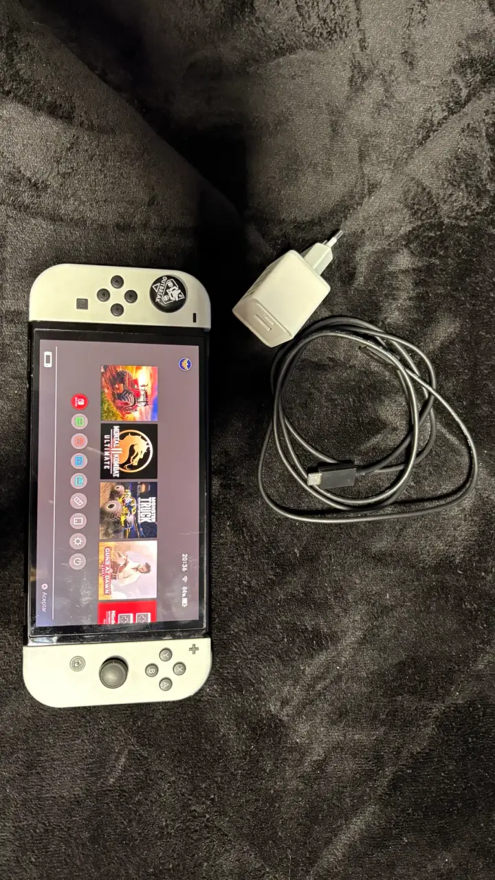 Consola portátil con juegos y cargador