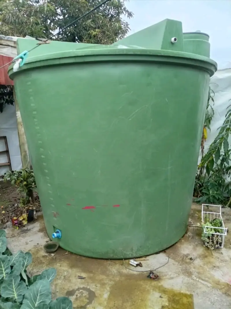 Tanque de agua verde grande para almacenamiento