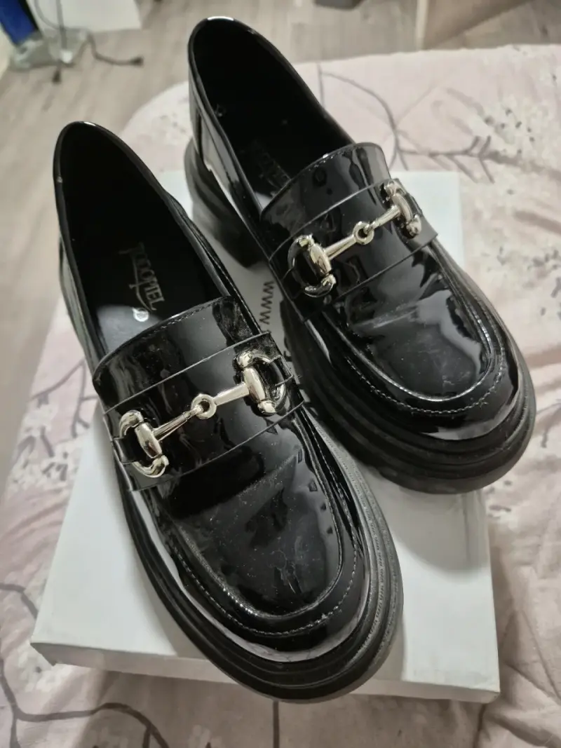 Mocasines negros de charol con hebilla metálica - 1