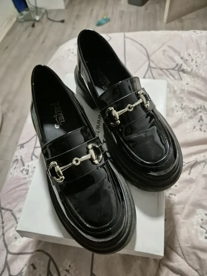 Mocasines negros de charol con hebilla metálica - 2