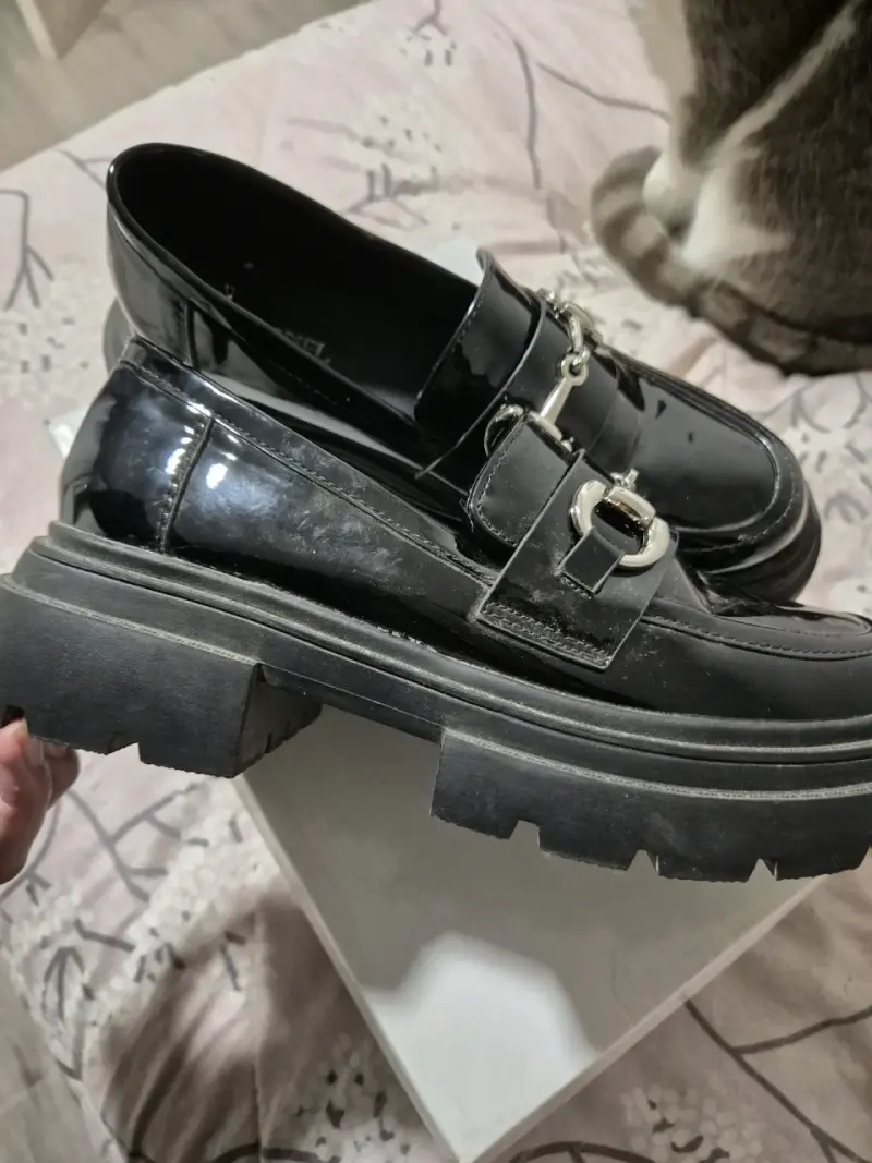 Mocasines negros de charol con hebilla metálica - 3