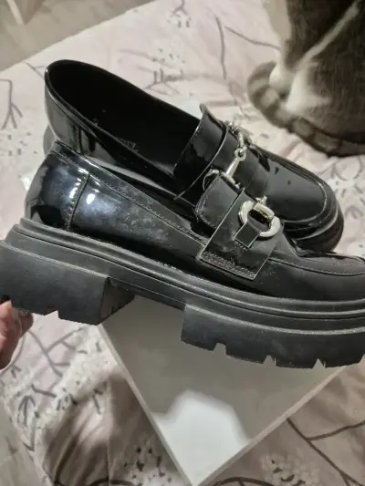 Mocasines negros de charol con hebilla metálica - miniatura 3