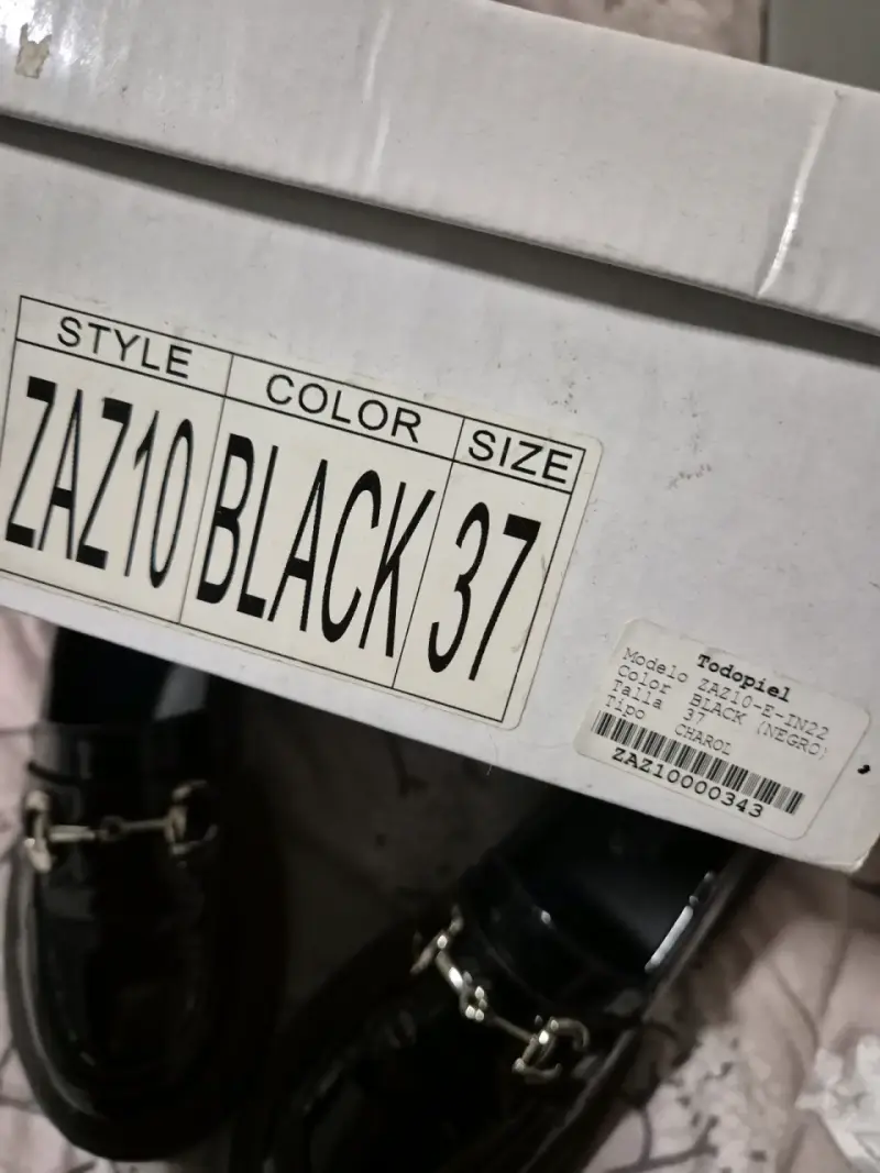 Mocasines negros de charol con hebilla metálica - 4